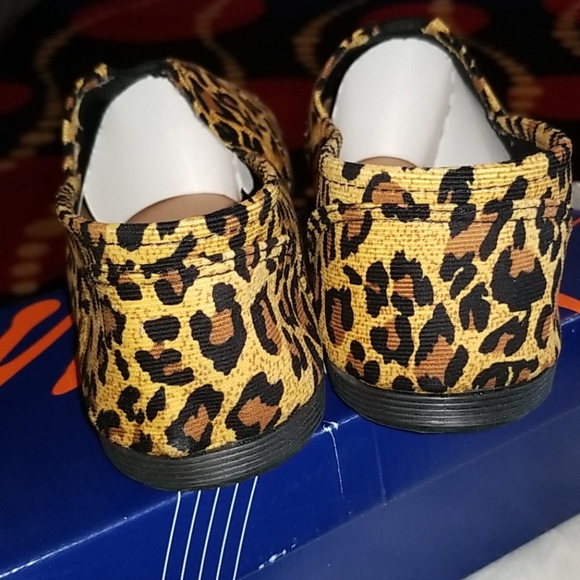 👣Max Collection💜 Mega Leopard Print Slip On footwear - Picture 5 of 7